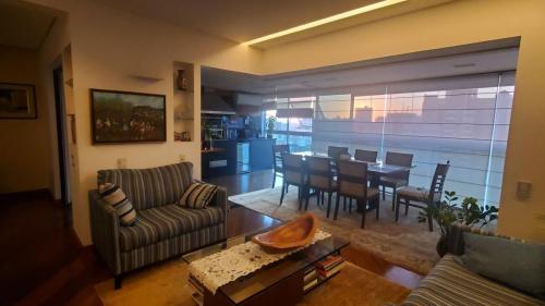 Sala de estar com terraço ao fundo