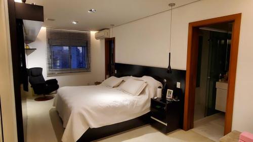 Amplo Quarto Casal com TV de 75' 