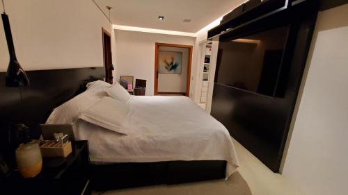 Amplo Quarto Casal com TV de 75' 